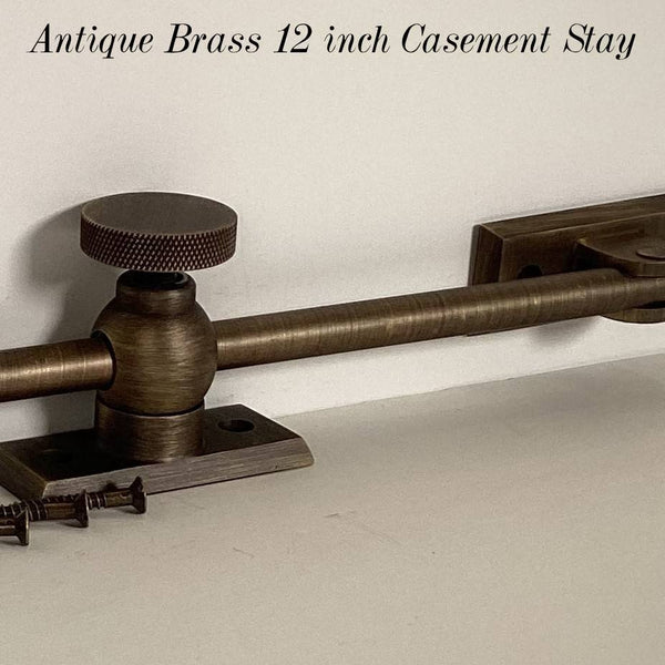 開き窓のアジャスター。さまざまな仕上げが可能なソリッドブラス構造。