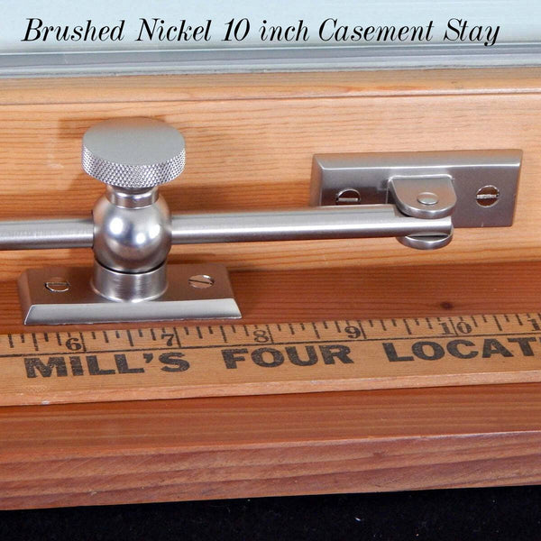 開き窓のアジャスター。さまざまな仕上げが可能なソリッドブラス構造。