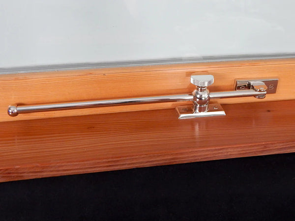 開き窓のアジャスター。さまざまな仕上げが可能なソリッドブラス構造。