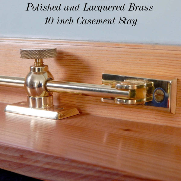 開き窓のアジャスター。さまざまな仕上げが可能なソリッドブラス構造。